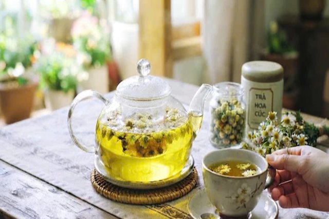 Vì sao người khó ngủ nên uống trà hoa cúc sau bữa tối?